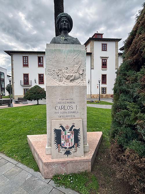 Estatua de Carlos I en Villaviciosa en Asturias