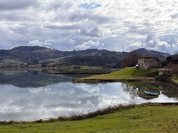 Pleamar en la zona de El Puntal en la ría de Villaviciosa en Asturias