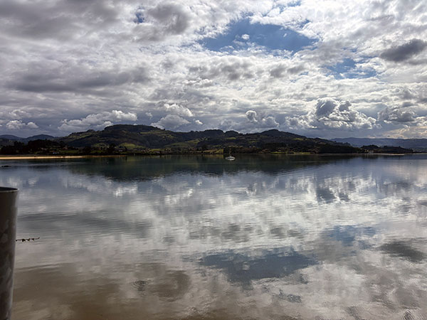 Pleamar en la zona de El Puntal en la ría de Villaviciosa en Asturias