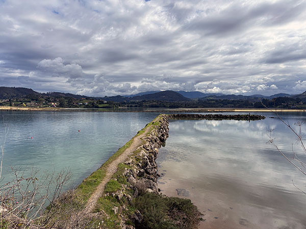 Escollera en la ría de Villaviciosa en Asturias