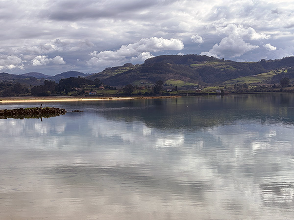 Pleamar en la zona de El Puntal en la ría de Villaviciosa en Asturias