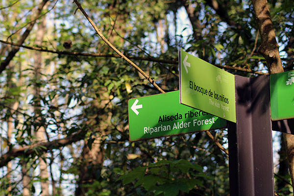 Señalizaciones en el jardín botánico de Gijón
