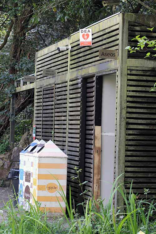 Baños públicos en el interior del jardín botánico de Gijón