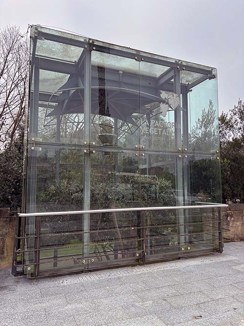Jardines y plantaciones en la factoría vegetal del jardín botánico de Gijón