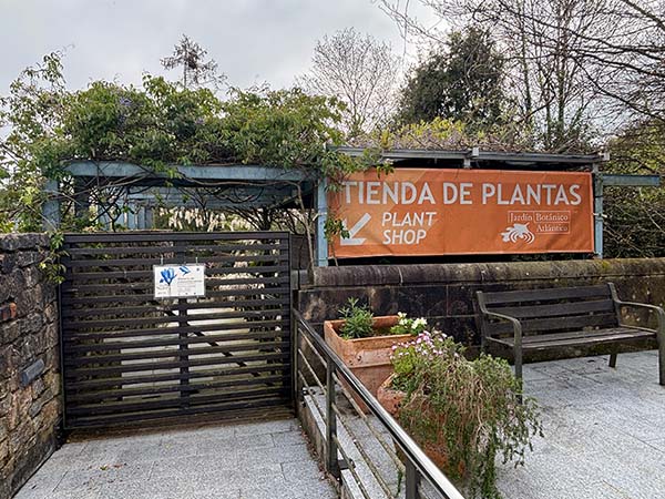 Tienda de plantas en el jardín botánico de Gijón