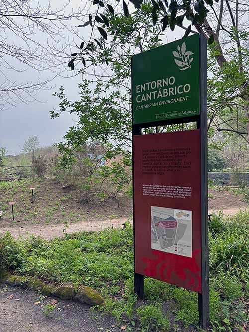 Panel informativo del entorno Cantábrico en el jardín botánico de Gijón