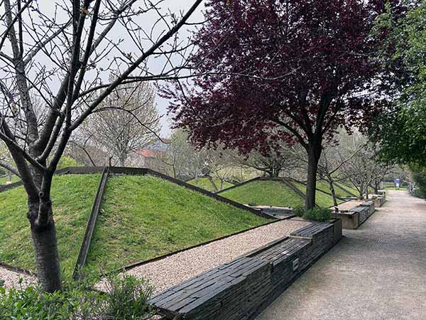 Jardines y plantaciones en la factoría vegetal del jardín botánico de Gijón