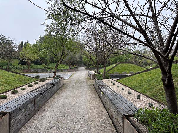 Jardines y plantaciones en la factoría vegetal del jardín botánico de Gijón