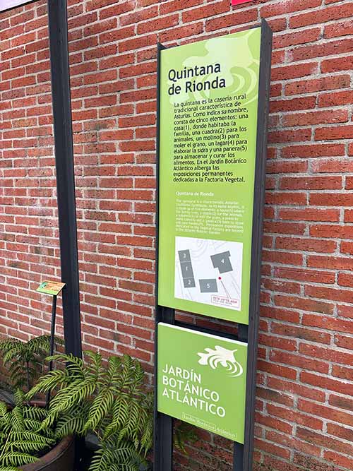 Panel explicativo de la quintana de Rionda en el jardín botánico de Gijón