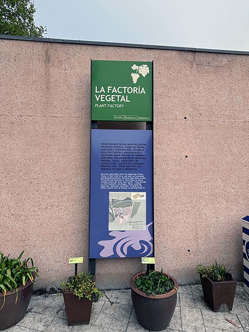 Panel informativo de la factoría vegetal en el jardín botánico de Gijón
