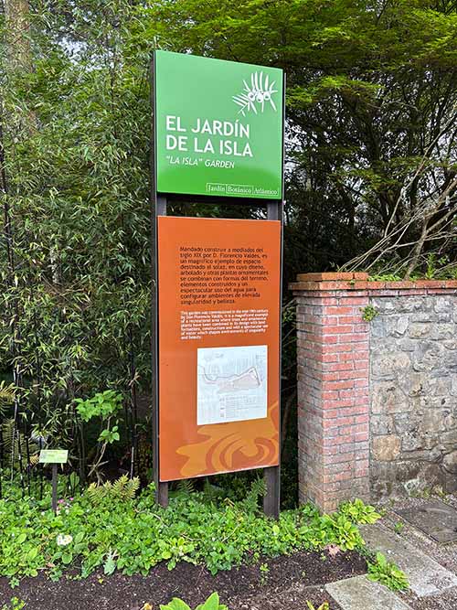 Panel identificativo del Jardín de la Isla en el botánico de Gijón