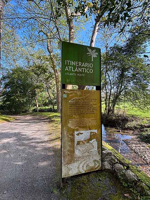 Panel indicador del Itinerario Atlántico en el jardín botánico de Gijón