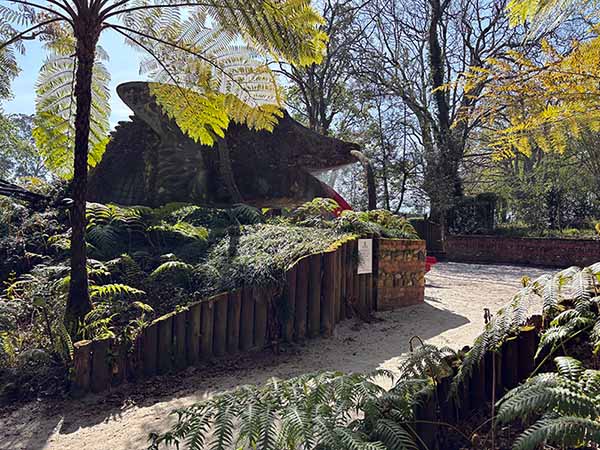 Parque de arena y tobogán para juegos de los niños en el jardín botánico de Gijón