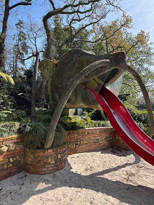 Zona de toboganes para niños en el jardín botánico de Gijón