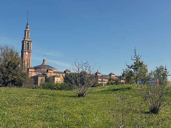 Universidad Laboral de Gijón vista desde el interior del Jardín Botánico Atlántico