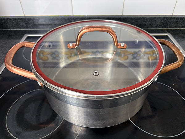 Pota o tartera para la preparación de pulpu de pedreru con patatines