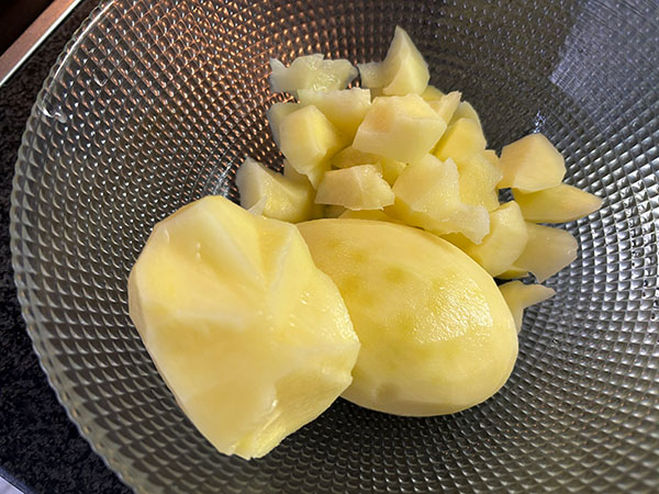 Tascando las patatas para el guiso de pulpo de pedrero con patatinas