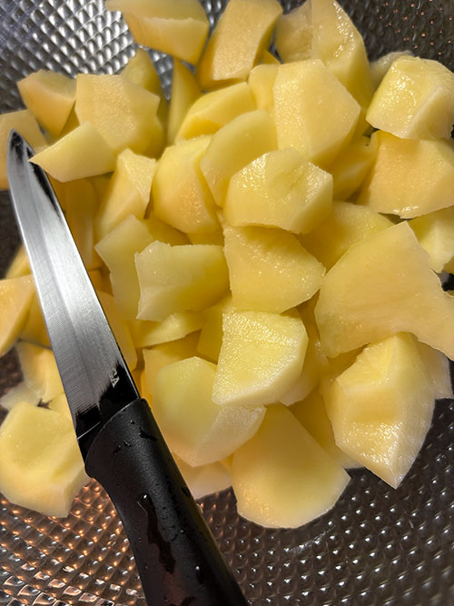 Tascando las patatas para el guiso de pulpo de pedrero con patatinas