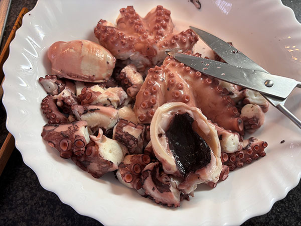Pulpo cocido y troceado para preparar pulpu de pedreru con patatines