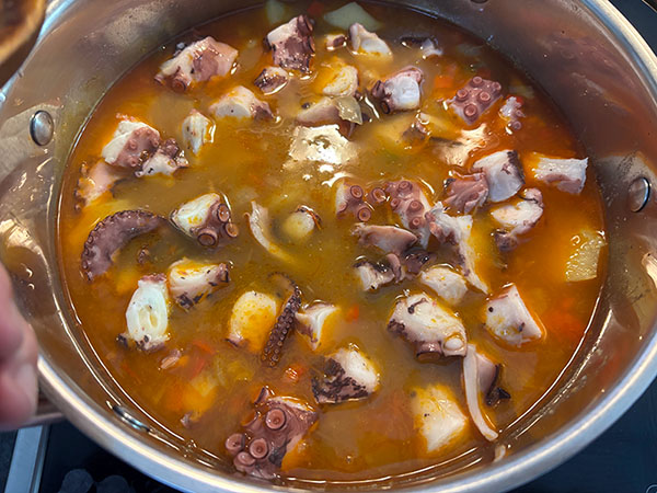 El guiso de pulpo de pedrero con patatinas previo a su último momento de cocción