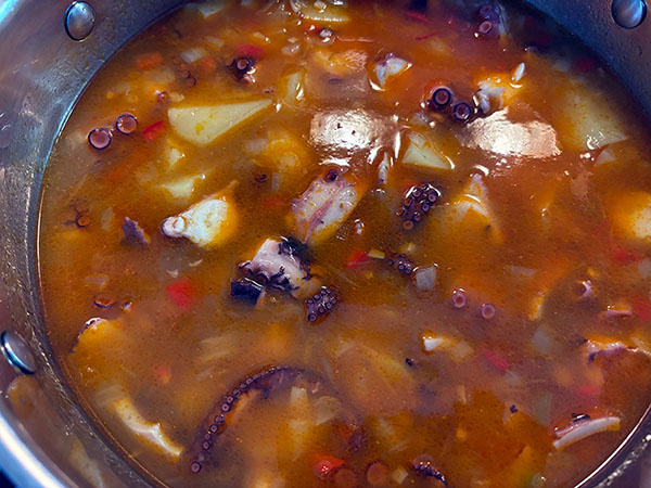 El guiso de pulpo de pedrero con patatinas previo a su último momento de cocción