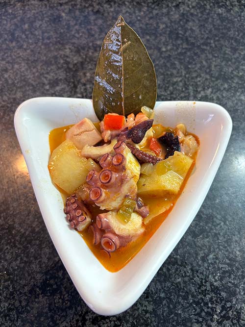 Emplate del pulpo de pedrero con patatinas