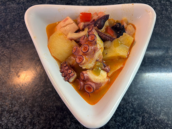 Pulpu de pedreru con patatines