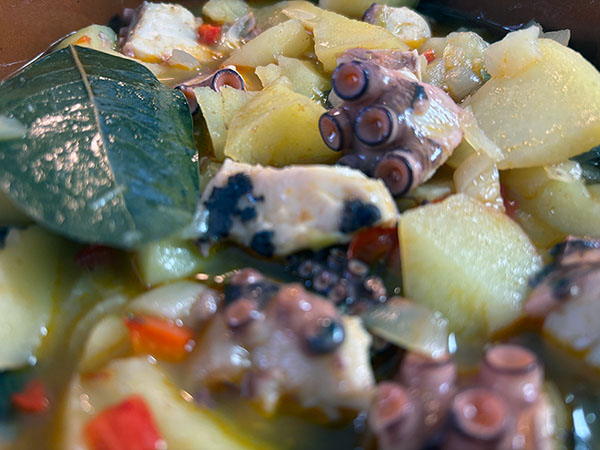 Pulpo de pedrero con patatinas