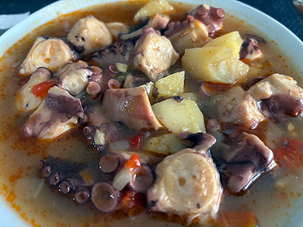 Pulpo de pedrero con patatinas