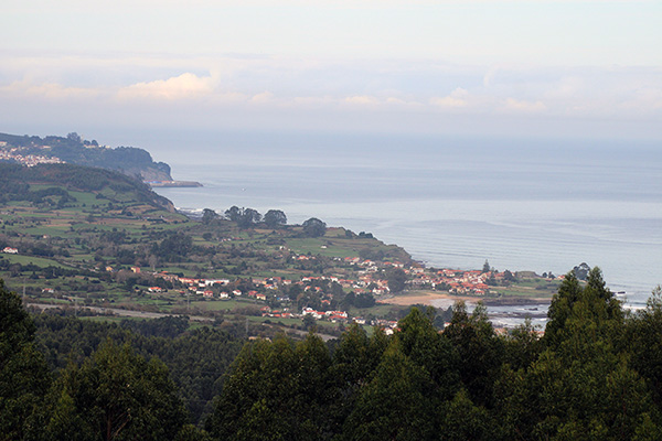 Vista de la costa de los concejos de Colunga y Caravia desde la subida al mirador del Fito en la cordillera del Sueve en Asturias