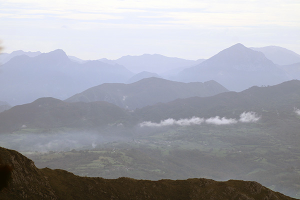 Vistas del parque natural de los Picos de Europa vistos desde el mirador del Fito en la cordillera del Sueve en Asturias