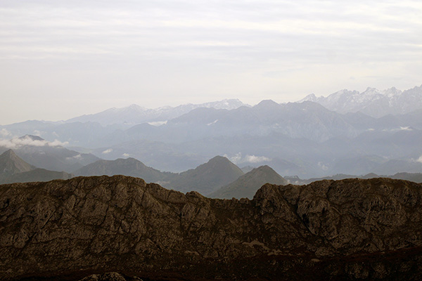 Vistas del parque natural de los Picos de Europa vistos desde el mirador del Fito en la cordillera del Sueve en Asturias