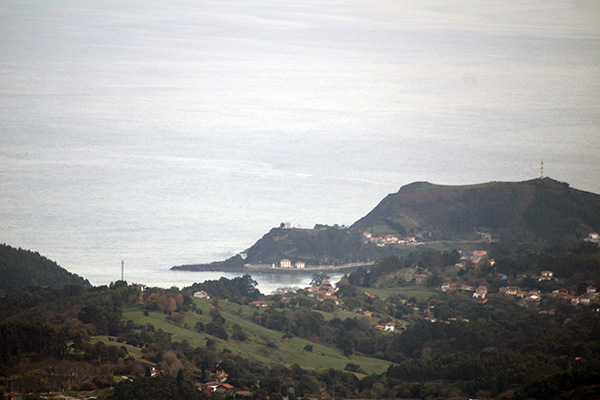 Vista de la costa de la desembocadura del río Sella desde la subida al mirador del Fito en la cordillera del Sueve en Asturias