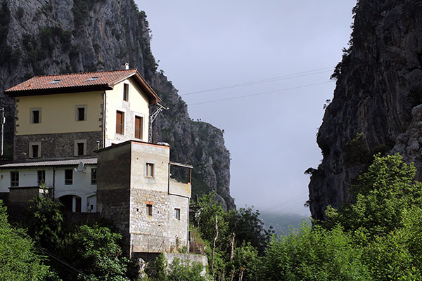 Casas colgantes en Poncebos en el concejo asturiano de Cabrales