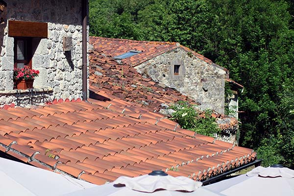 Vista del barrio bajo de Bulnes en Asturias, también llamado La Villa