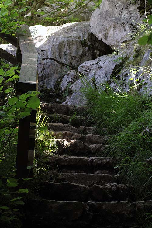 Ultimo repecho con escalones para llegar al mirador de Bulnes en Asturias
