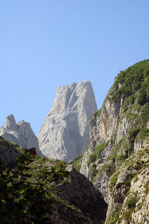 Vista del Naranjo de Bulnes desde el mirador de Bulnes