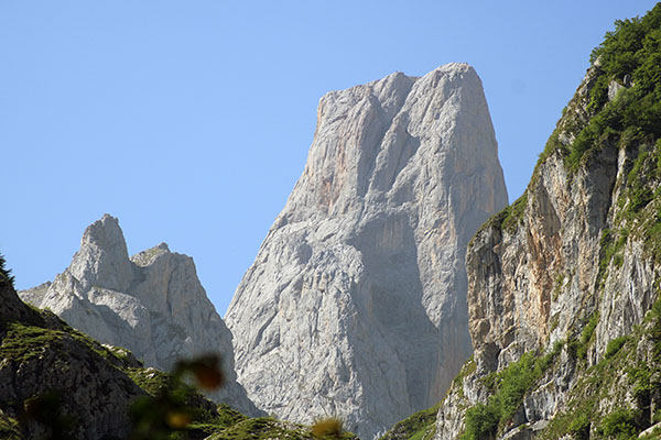El Naranjo de Bulnes visto desde el mirador de Bulnes