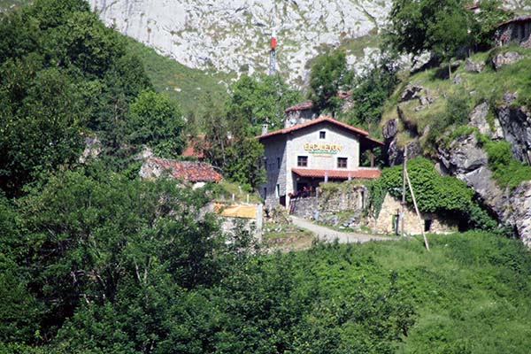 Vista del barrio alto de Bulnes en Asturias, también llamado el Castillo
