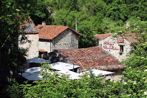Las casas de Bulnes en Asturias con sus tejados rojos y muros de piedra