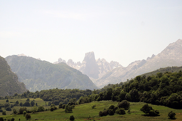 Vista del Naranjo de Bulnes desde el mirador del Pozo de la Oración en Poo de Cabrales en Asturias