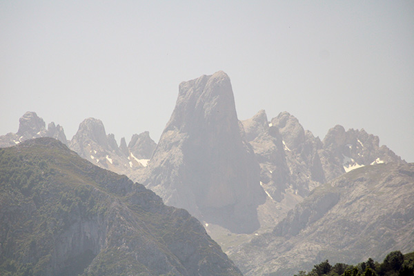 Vista del Naranjo de Bulnes desde el mirador del Pozo de la Oración en Poo de Cabrales en Asturias