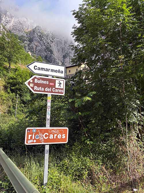Indicadores en el pueblo de Poncebos en Asturias