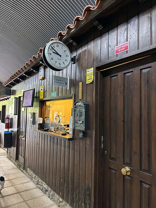 Taquillas del funicular que sube a Bulnes desde Poncebos en Asturias