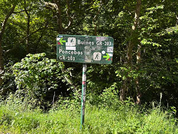 Indicador del camino de montaña que une Poncebos y Bulnes ya en la entrada de Bulnes