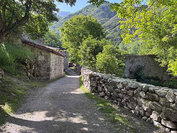 Las casas de Bulnes en Asturias con sus tejados rojos y muros de piedra