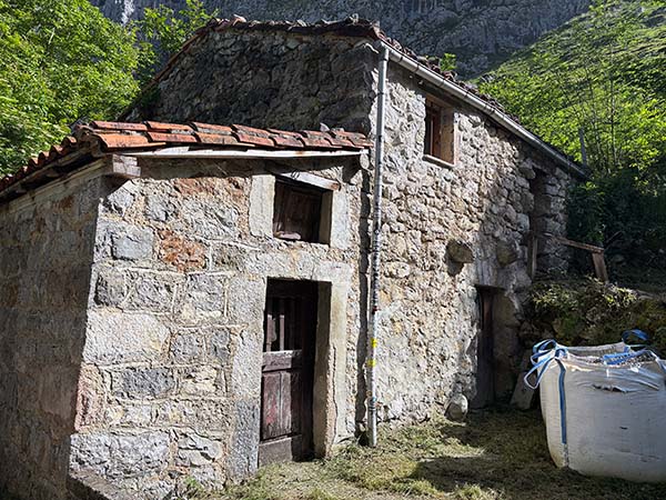 Las casas de Bulnes en Asturias con sus tejados rojos y muros de piedra