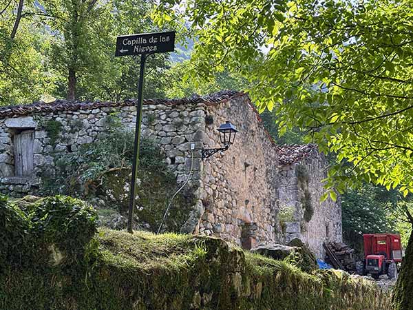Capilla de la Virgen de las Nieves en Bulnes en Asturias