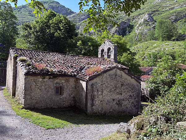 Vista de la iglesia de Bulnes consagrada a San Martín