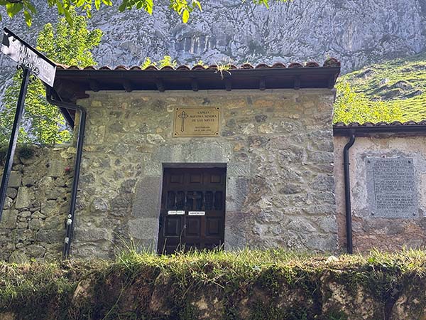 Capilla de la Virgen de las Nieves en Bulnes en Asturias